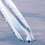 Cамолет ВВС НАТО распыляющий химические вещества в небе над Германией