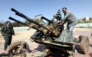 Ливийский гражданский обучается как использовать  противовоздушную пушку в Бенгази, Ливия, вчера после того как Лидер начал силовое решение "проблемы".