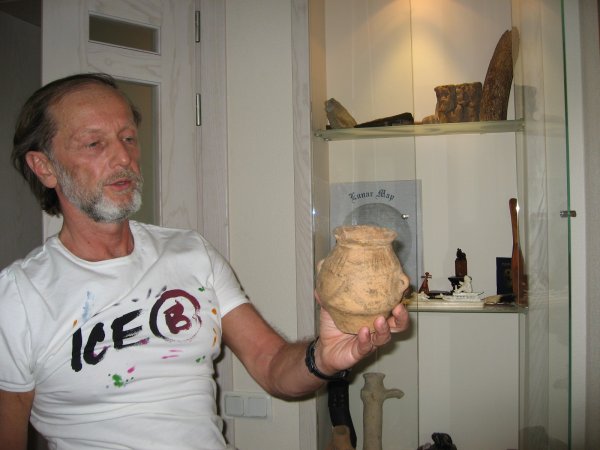 Это ваза из Триполья (на территории сегодняшней Украины), ей более 7000 лет. Ещё не было Древней Греции! Потомки трипольцев - наши славяне-поляне.