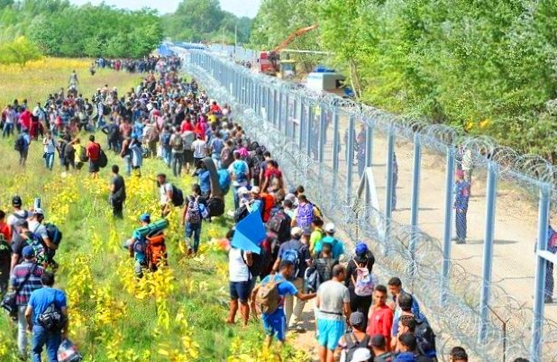 2C56B05300000578-3240010-Hungary_has_announced_plans_to_build_a_giant_fence_along_the_Cro-a-54_1442583681510