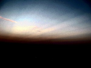 Следы химиотрасс в и странное свечение в небе перед землетрясением. Остров Патмос