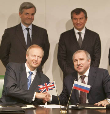 Слева направо: глава BP Роберт Дадли и руководитель «Роснефти» Эдуард Худайнатов. Справа во втором ряду — «мотор» сделки Игорь Сечин