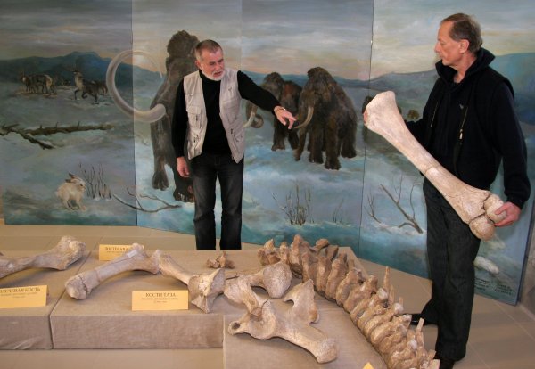 Мы с писателем Сергеем Алексеевым ("Сокровища Валькирии") в Костёнках. У меня в руках кость мамонта.
