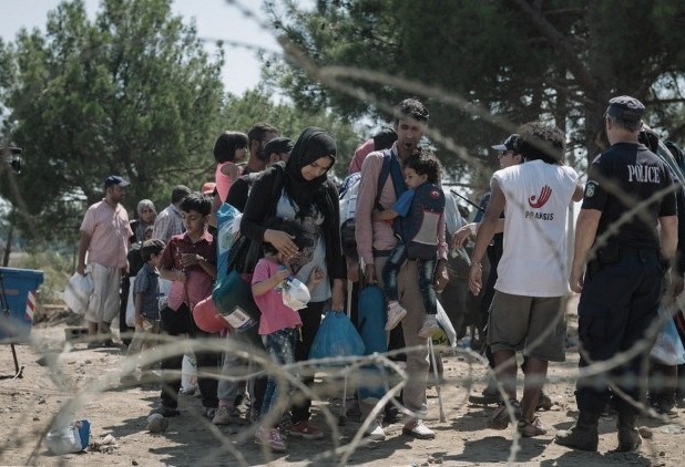 09-04-2015Refugees_FYROM